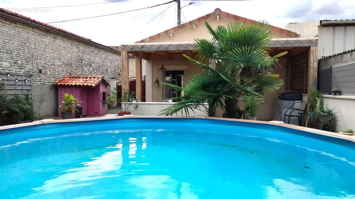 PISCINE - Maison à COULGENS