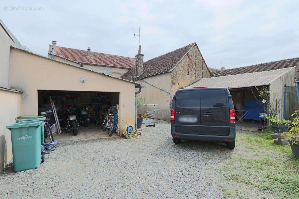 Commerce à SAVIGNE-L&#039;EVEQUE