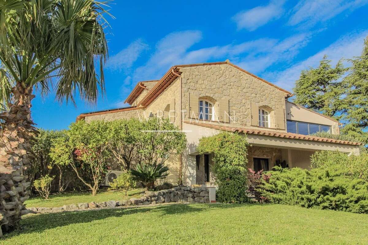 Magnifique villa familiale de 6 chambres, belle piscine et pool house, vues panoramiques à couper le souffle - Peyminade - photo 36