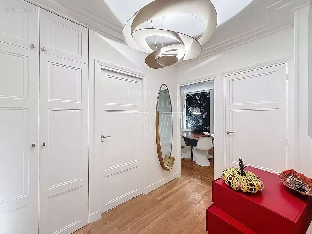 Appartement à PARIS-16E