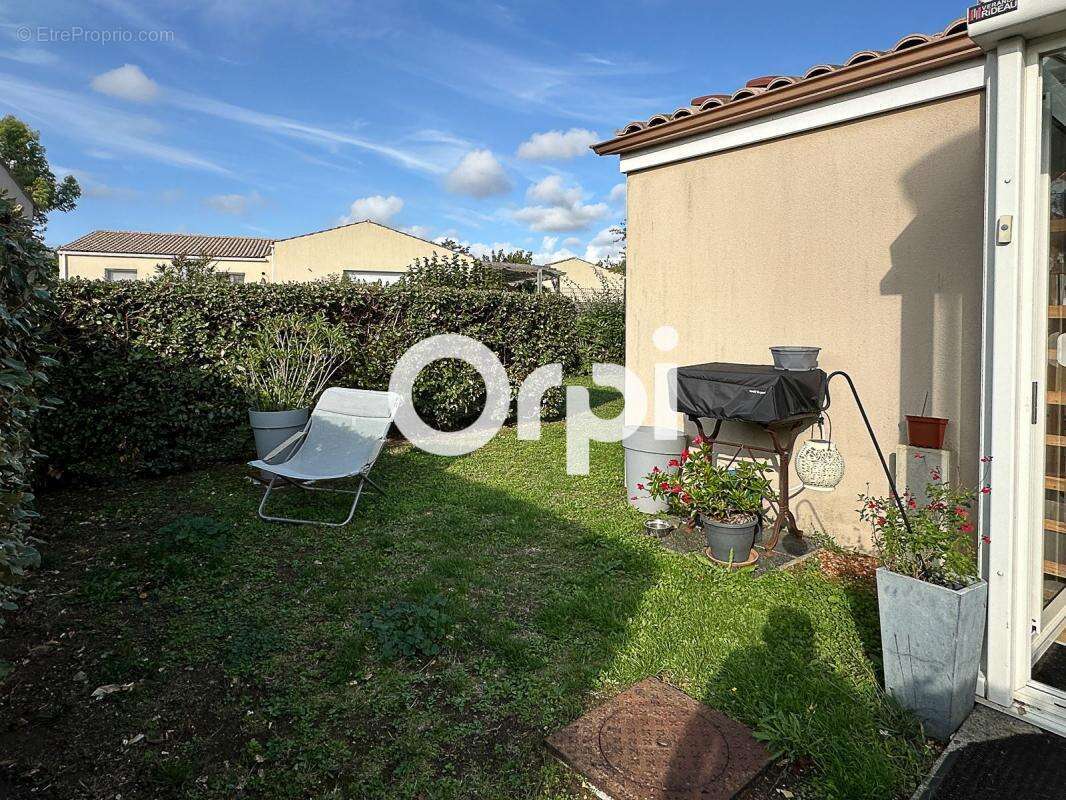 Maison à SAINT-LAURENT-DE-LA-PREE