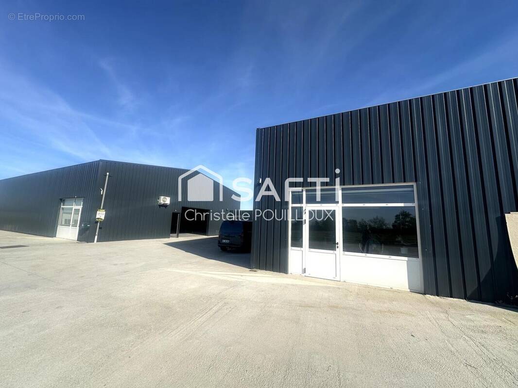 Photo 1 - Parking à BENET