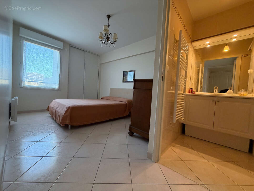 Appartement à SAINT-LAURENT-DU-VAR