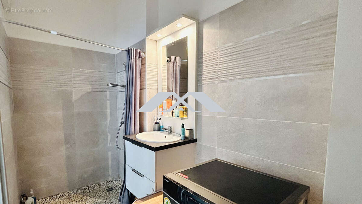 SALLE DE BAIN - Appartement à SAINT-DENIS