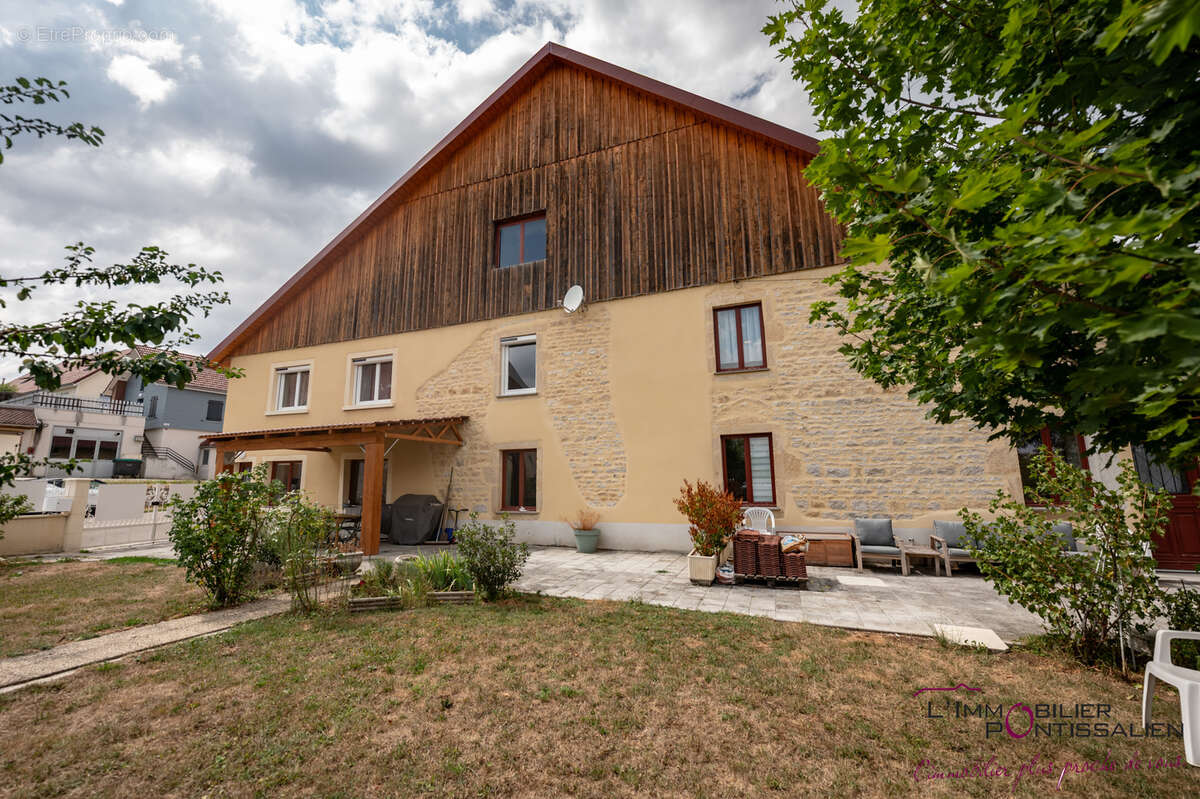 Maison de caractere offrant de beaux volumes - photo 27