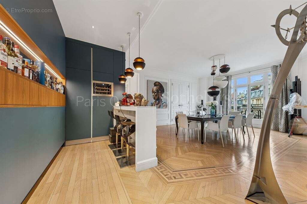 Appartement à PARIS-16E