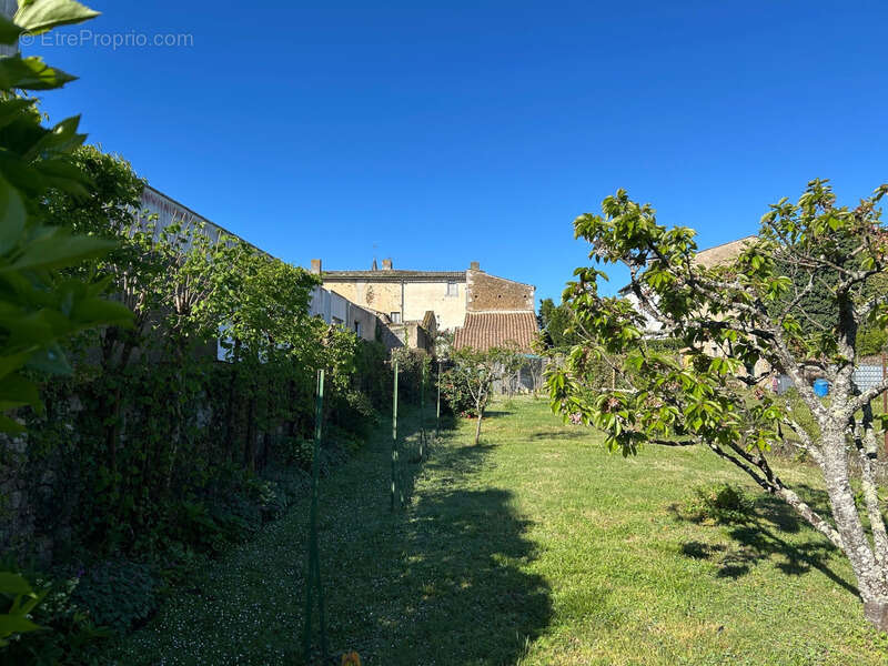 Grande maison de bourg avec cachet, 3 chambres (possibilités ++), beaux volumes, espaces aménageables, jardin - photo 12