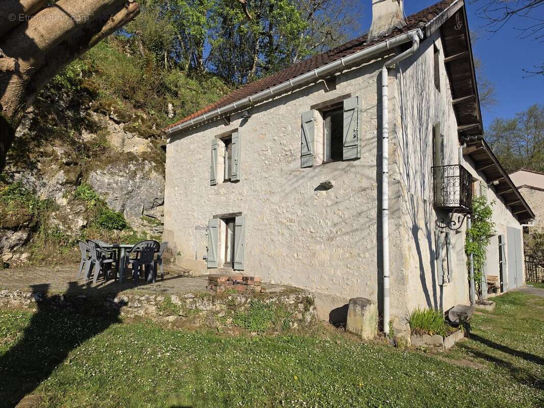 Maison à MONTAIGU-DE-QUERCY