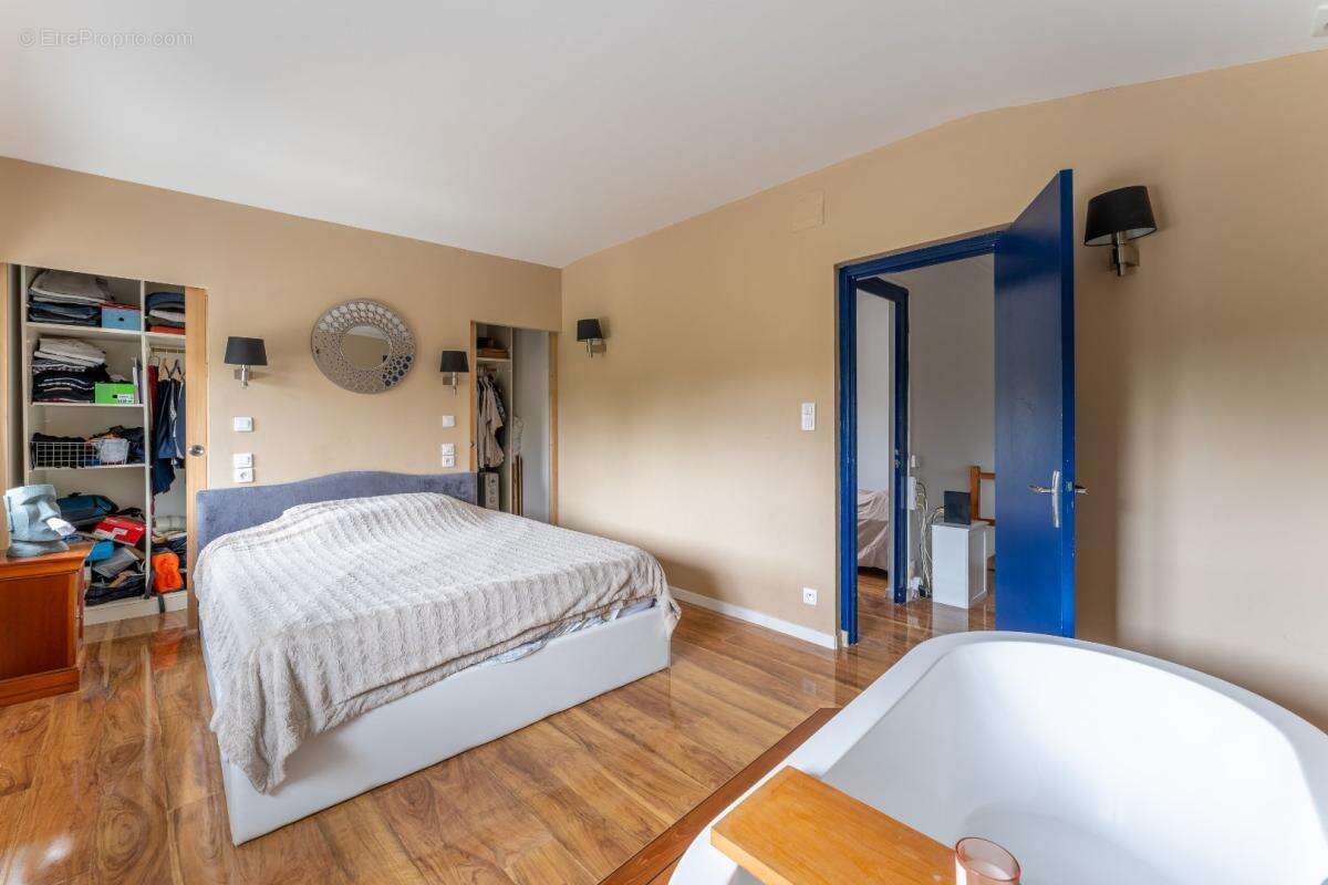 Maison à BRIZAMBOURG