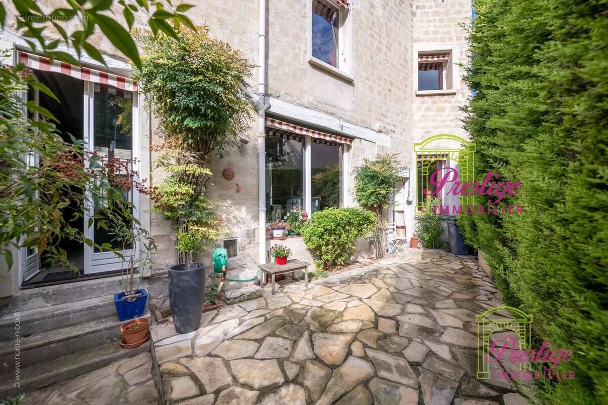 Maison à LE MESNIL-LE-ROI