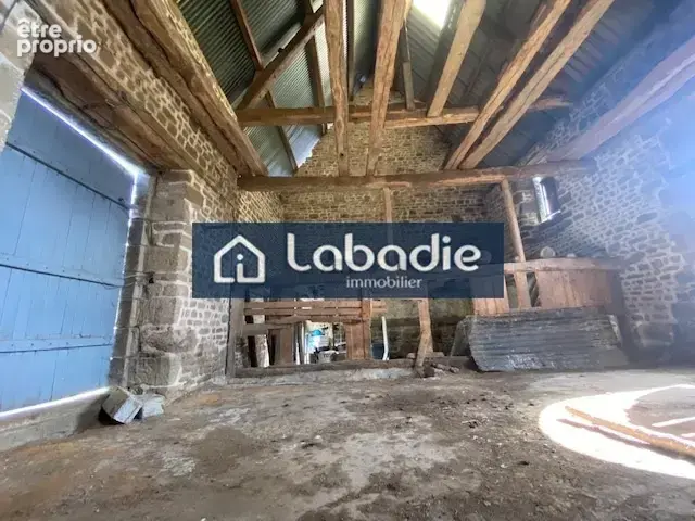 A proximité d'un bourg tous commerces, un beau bâtiment en pierres à rénover, terrain de 3128m2. - photo 21
