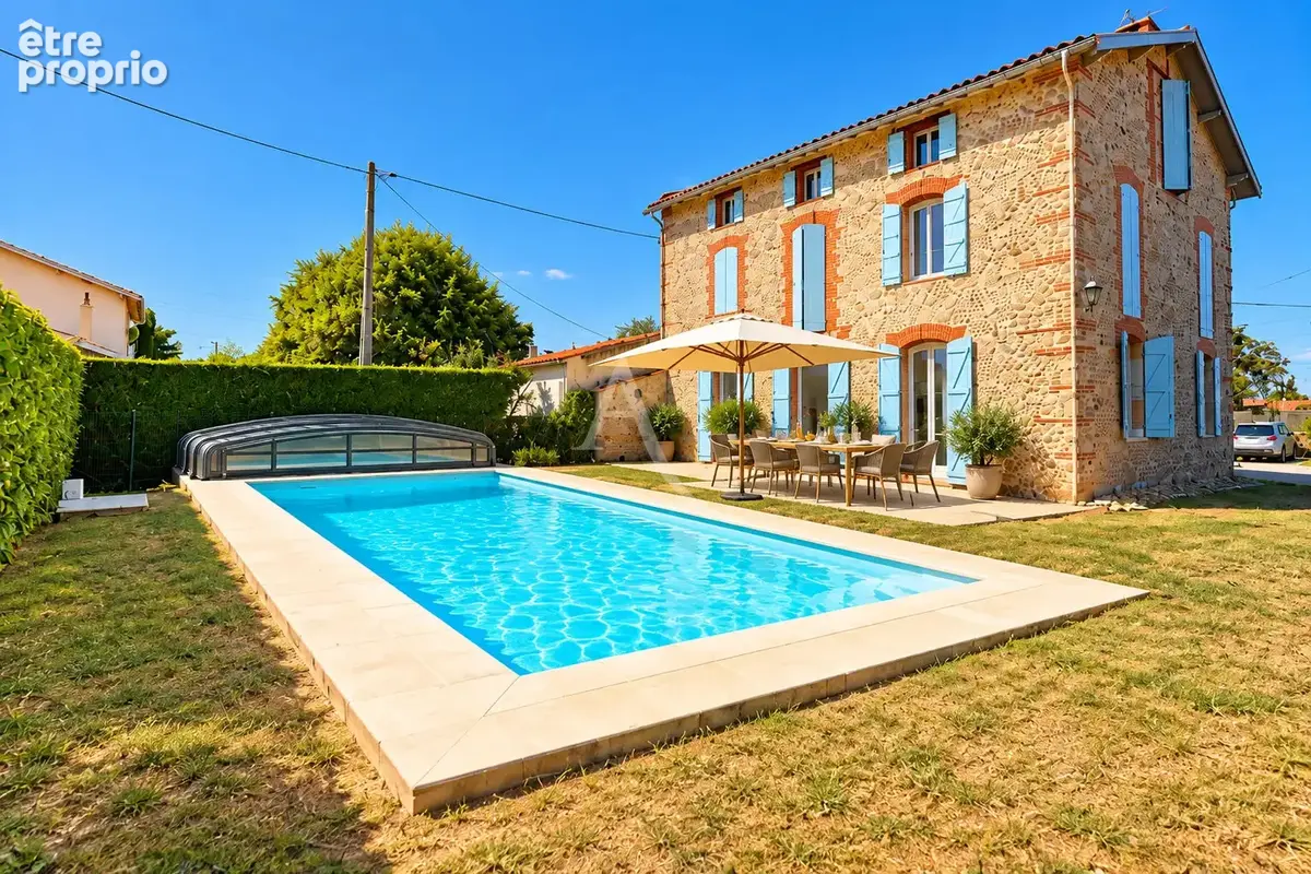 Maison de caractère 272 m² avec piscine  - La Tour-du-Crieu - photo 1