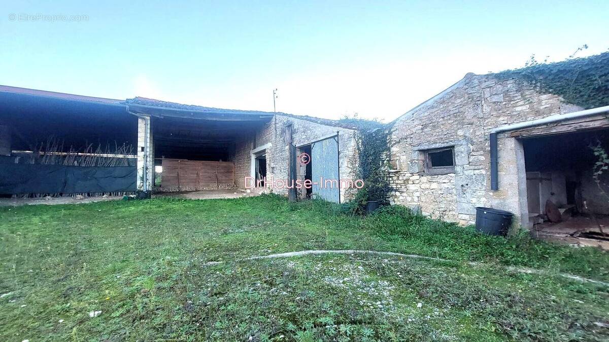 Maison à SAINT-HILAIRE-DE-VILLEFRANCHE