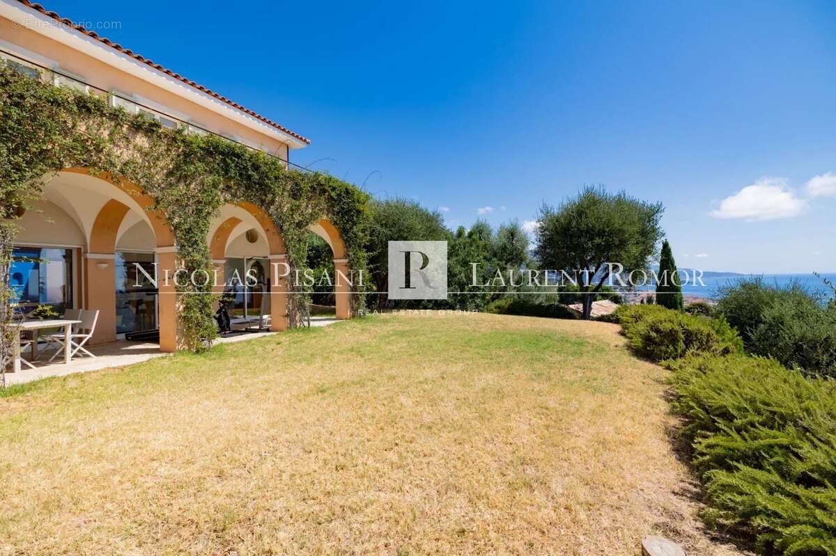 Splendide propriete a vendre a proximite de monaco - vue mer panoramique - terrain de 2 900 m² - piscine - calme - photo 4