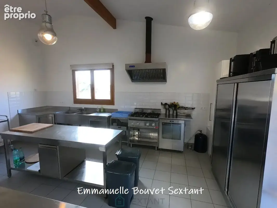 Superbe domaine touristique, 3 ha, 5 chalets bois, salle de réception, maison d'habitation, piscine, divers dépendances - photo 28