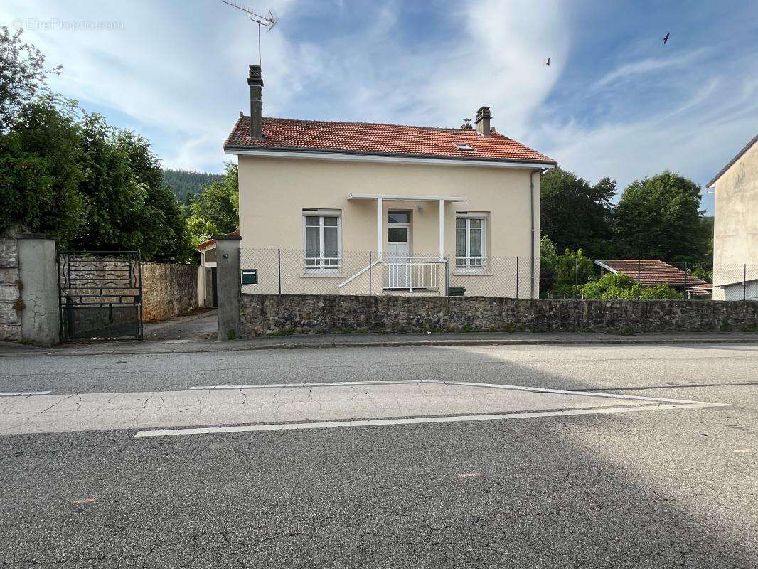 Maison à LA JONCHERE-SAINT-MAURICE