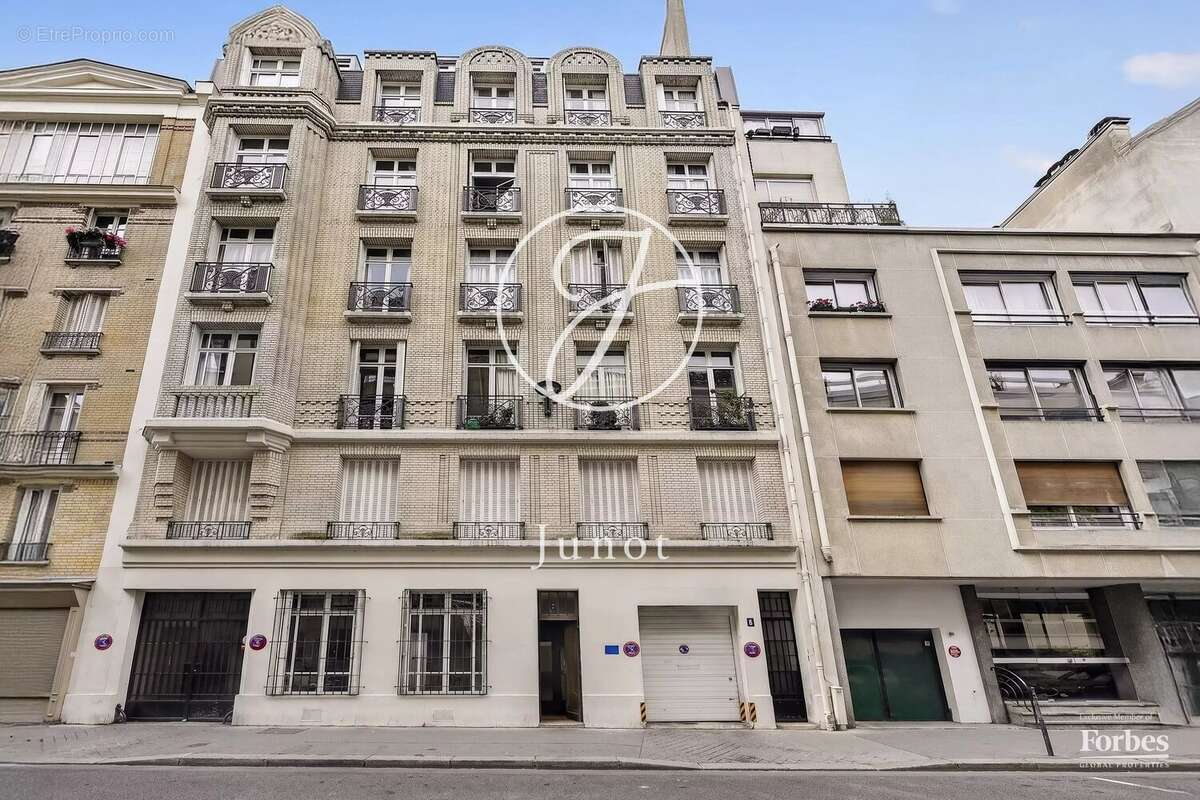 Appartement à PARIS-16E