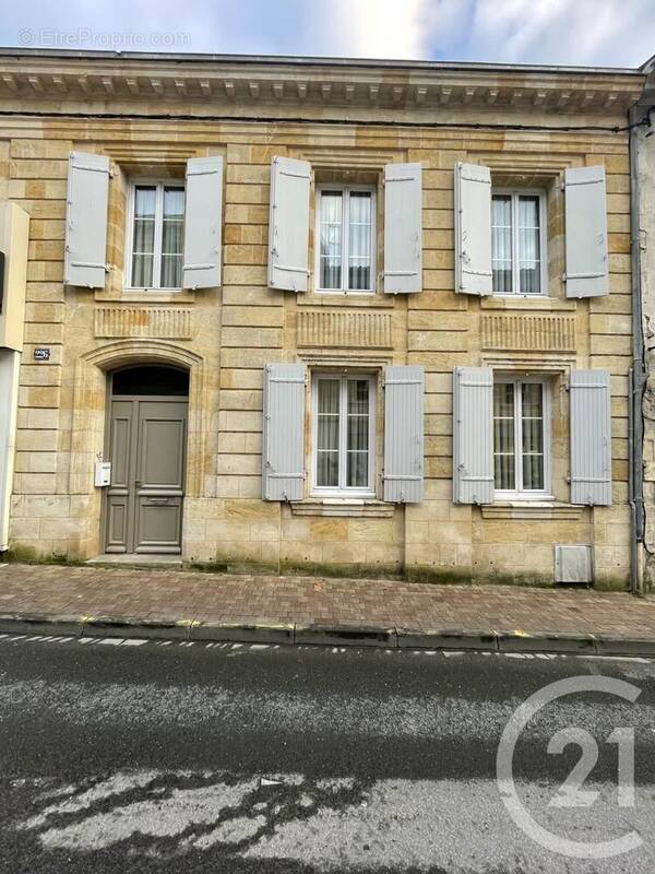 Maison à COUTRAS