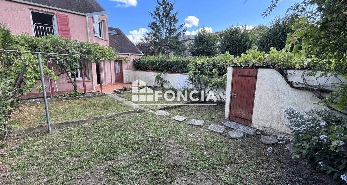 Maison à LA CHAPELLE-SAINT-MESMIN