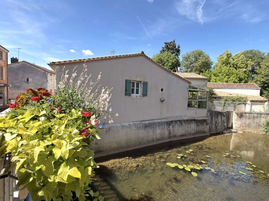 Charmante maison en bord de rivière avec dépendance aménageable, atelier et vue imprenable - photo 2