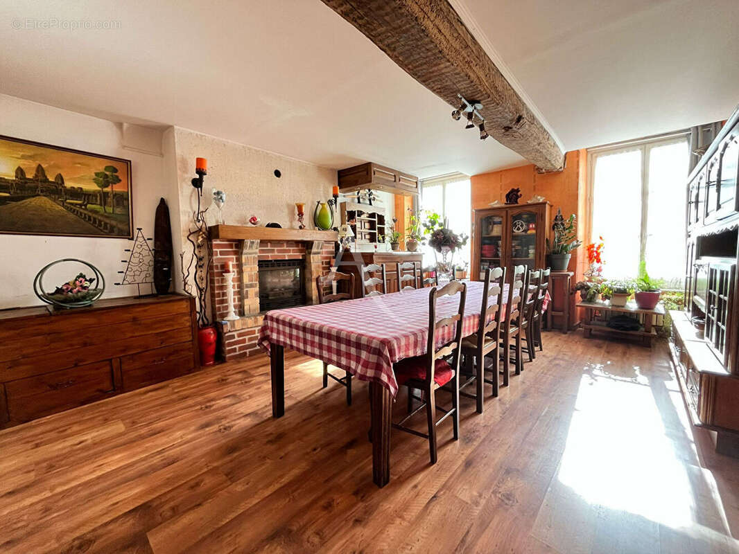 Maison à LASSAY-LES-CHATEAUX