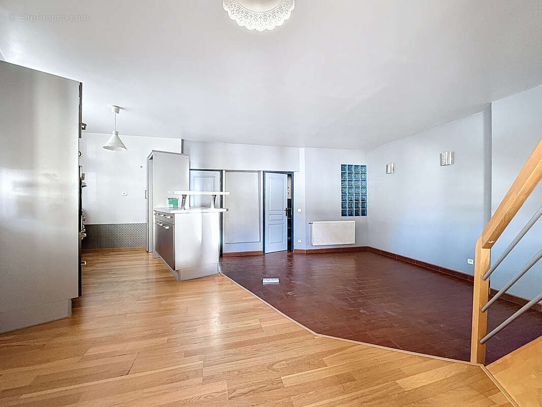 Maison proche des commerces avec terrasse de 42 m2 et un grand garage. - photo 4