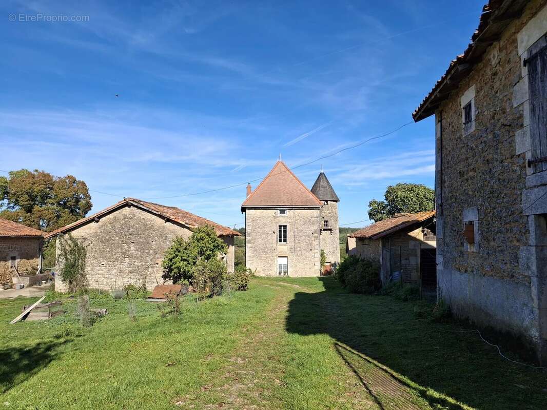 Propriété historique avec dépendances et 31 hectares de terrain - photo 2