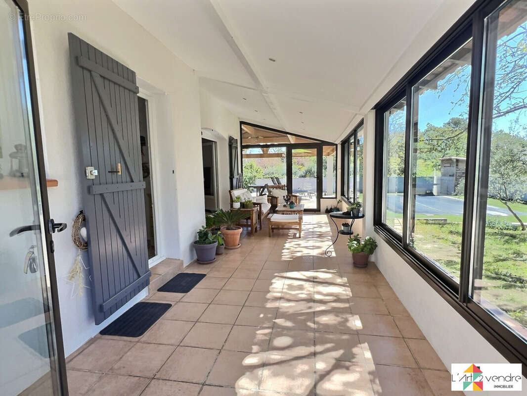 véranda - Maison à SEILLONS-SOURCE-D&#039;ARGENS