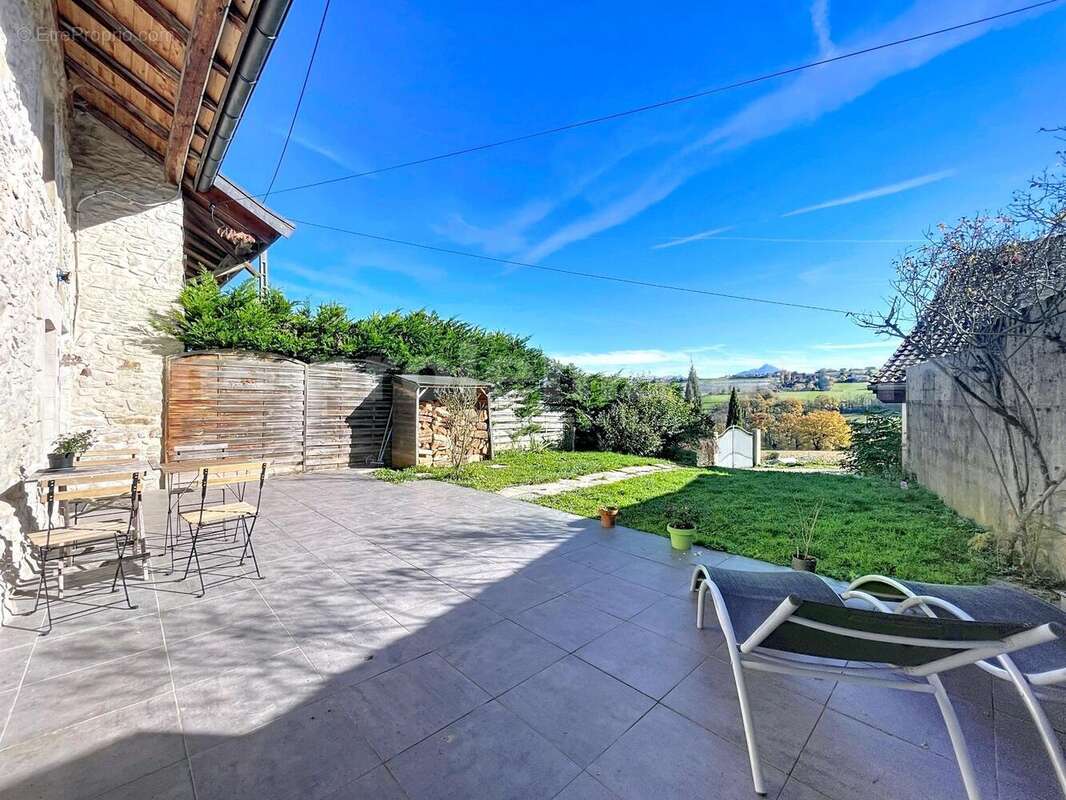 MAISON_calme_jardin_Monnetier-Mornex_lumineux_grande_luminosité_magnifique_très_belle_prestations__proche_frontière_suisse_genève_ceva_volumes_exterieur_séjour_jardin_ - Maison à MONNETIER-MORNEX