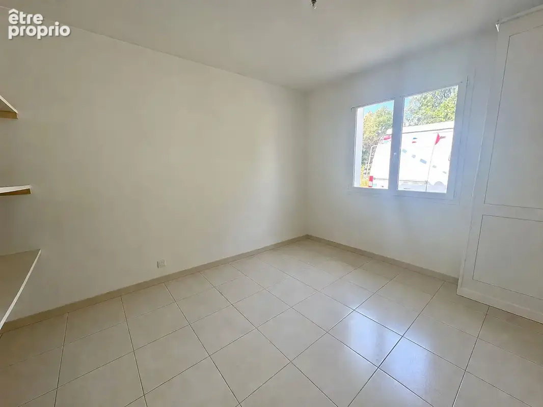 Maison plain pieds - 2 chambres- garage - vaste terrain - photo 8