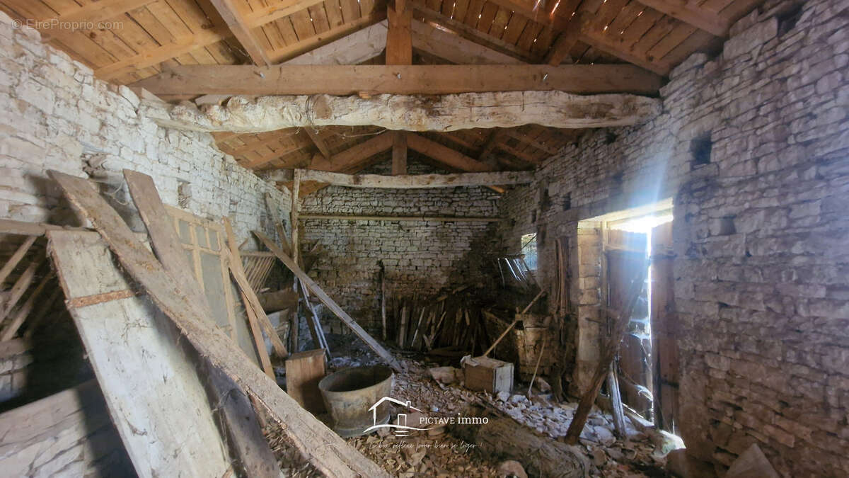 Maison de campagne avec dépendances et terrain de 1 120 m2 à Saint-Sauvant - photo 9