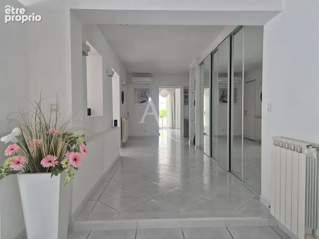 Villeveyrac : Élégante villa de plain-pied -210 m² de surface au sol - Charme méditerranéen avec piscine - photo 4