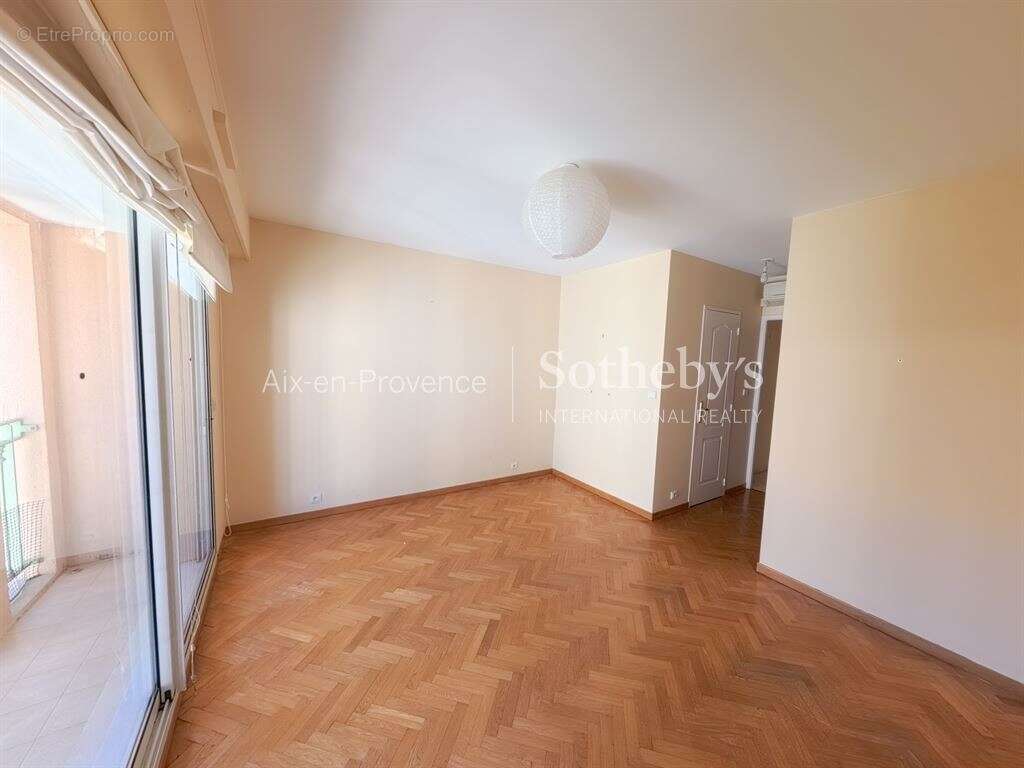 Cours Mirabeau – Appartement 104 m² avec 3 chambres, 2 balcons, parking privatif, cave et ascenseur - photo 10