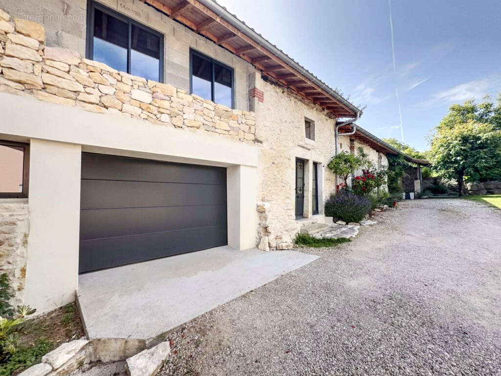 01160   Sur les hauteurs de Pont-d'Ain : Maison familiale rénovée avec dépendance de 300 m2 et garage de 70m2 - photo 6