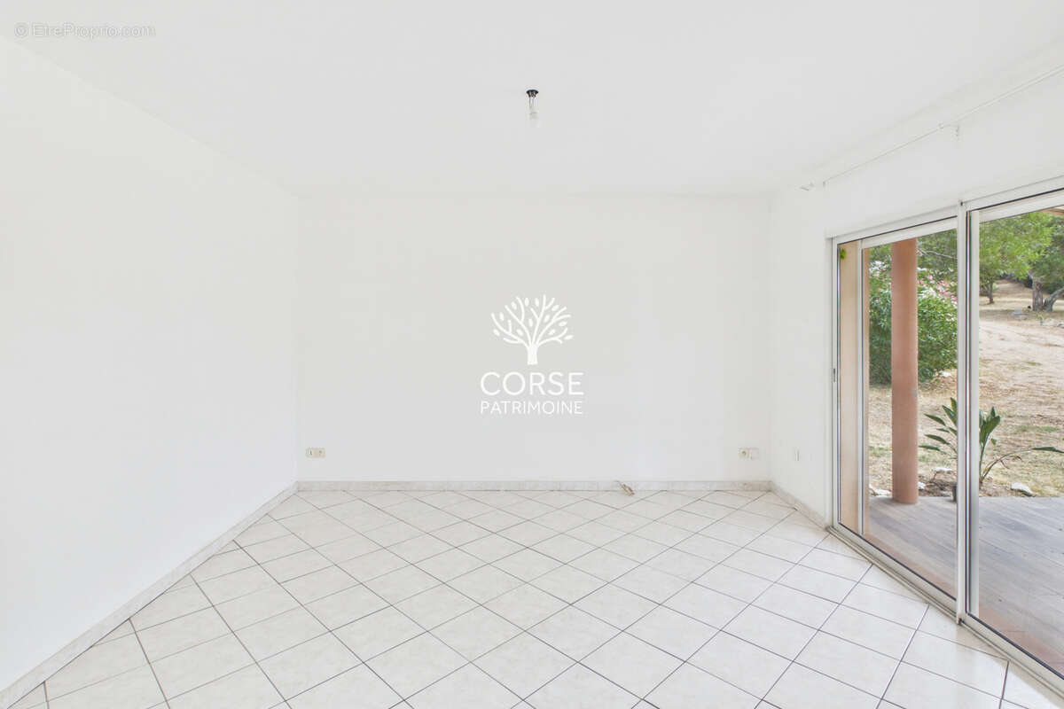 Maison avec appartement indépendant sur terrain piscinable et constructible - photo 3