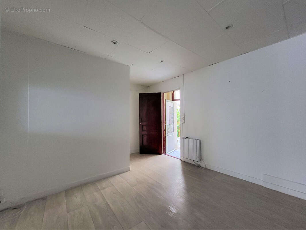 Commerce à PARIS-9E