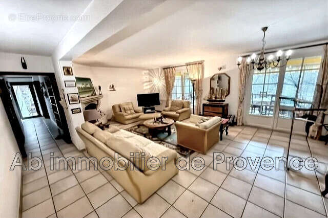 Maison 153 m² à Rognes  - photo 5