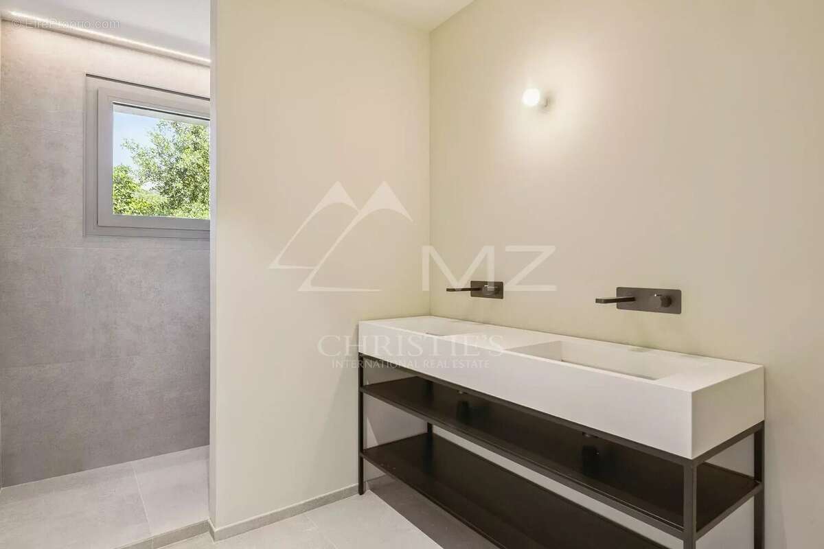 Maison à ROQUEBRUNE-SUR-ARGENS