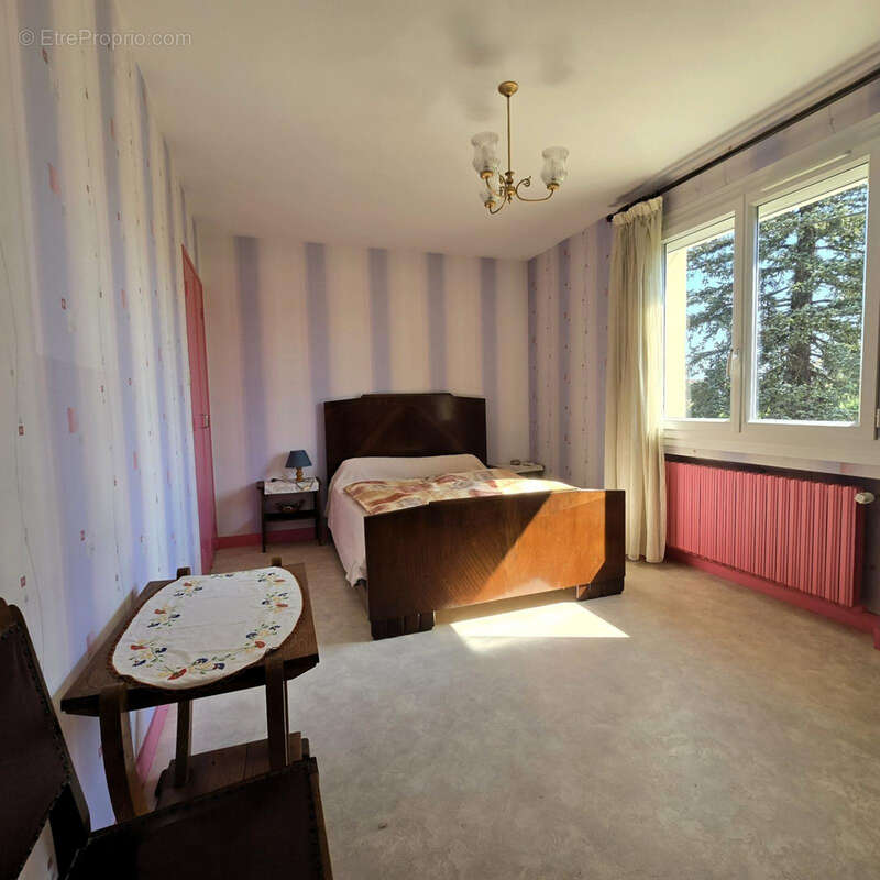 Maison à BAGE-LE-CHATEL