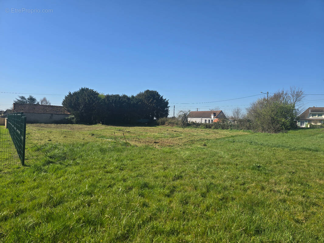 Terrain à BESSAY-SUR-ALLIER