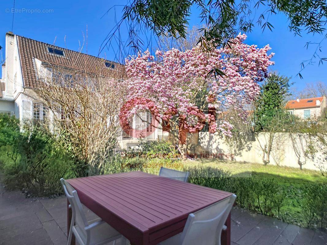 Maison à ISSY-LES-MOULINEAUX