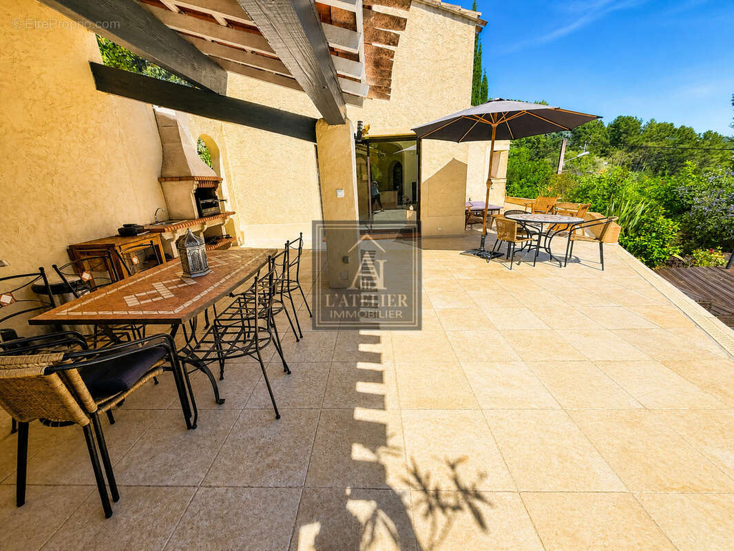 Maison de 170 m2 avec garage et piscine sur une parcelle de 1485 m2 - photo 5