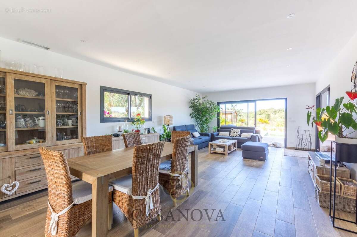 Maison à VIOLS-EN-LAVAL