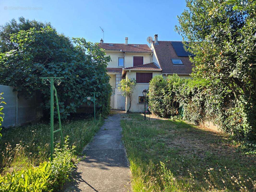 Maison à SAINTE-GENEVIEVE-DES-BOIS