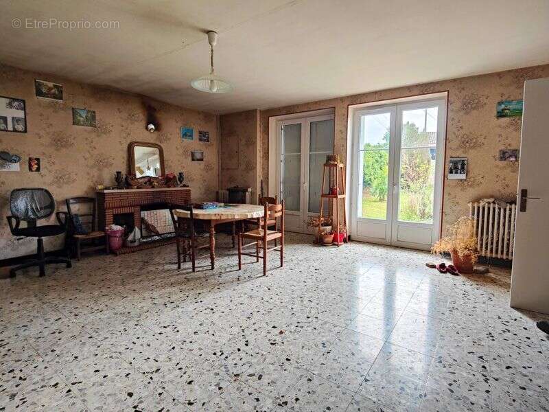 Maison à CHEF-BOUTONNE