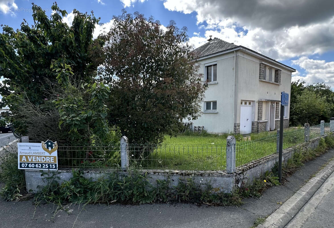 Maison à COMBREE