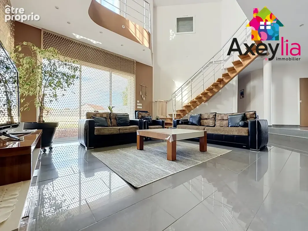 A vendre - riorges - maison contemporaine de 2011 avec cinq chambres, terrain et piscine - photo 2
