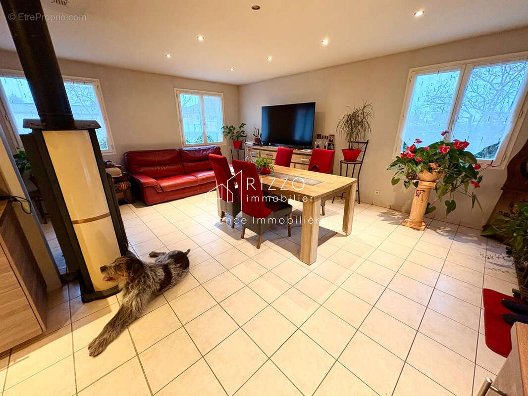 Propriété Multifonctionnelle avec maison d'habitation, grand entrepot et garages. - photo 3