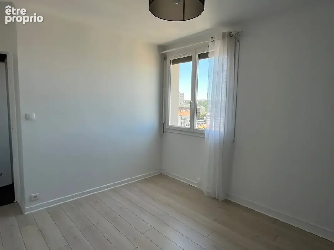 T4 lumineux avec balcon, cave et parking privé   10ème étage - photo 4