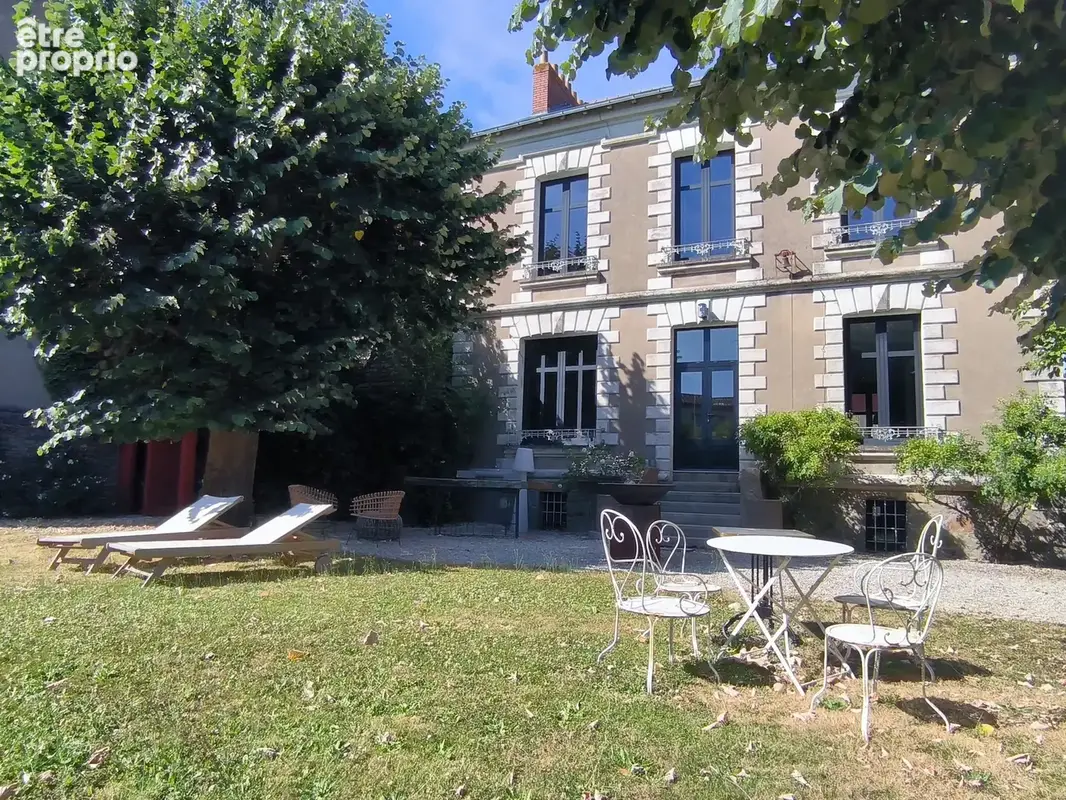 Nantes  Saint-Jacques. Hôtel particulier rénové avec double garage. 590 000 € FAI - photo 1